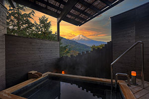 Night view of the private open-air bath at Shakushi Gateway Camp