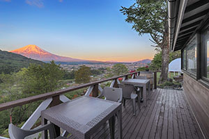 Terrace with views of Mount Fuji at Shakushi Gateway Camp