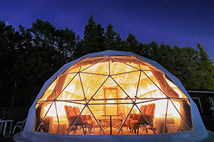 Night view of Shakushi Gateway Camp under a starry sky